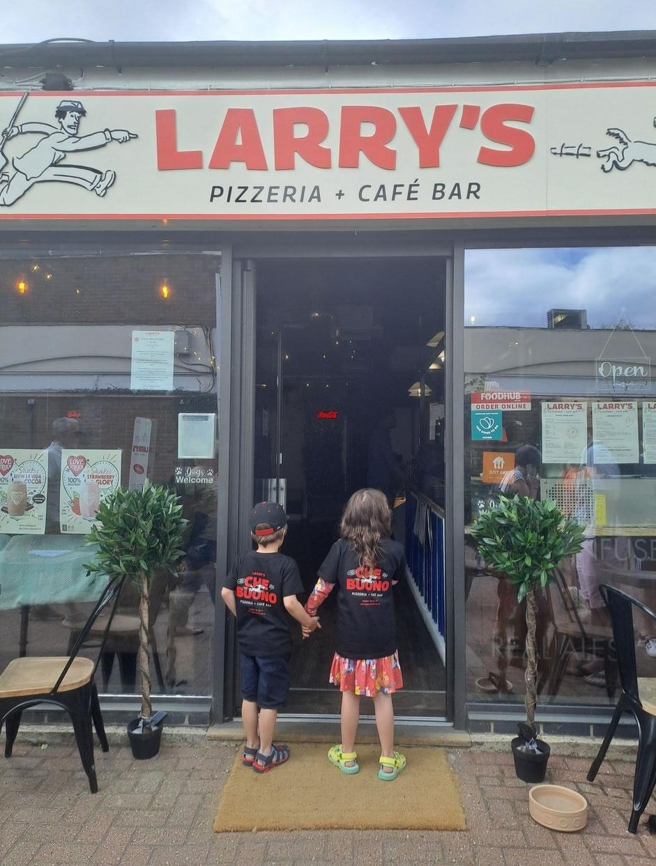 Larry's Pizzeria + Streetfood Restaurant